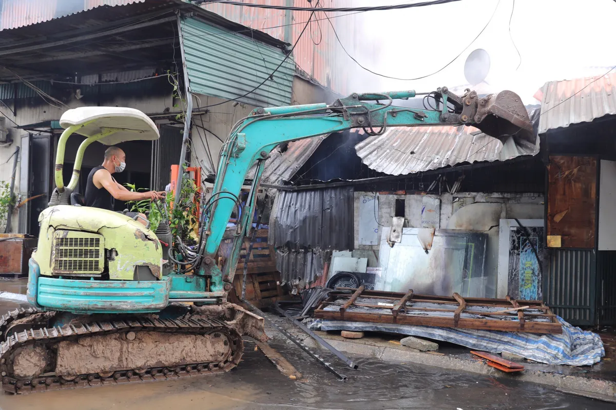 Cháy lớn dãy kho xưởng ở quận Hoàng Mai, Hà Nội - Ảnh 5.