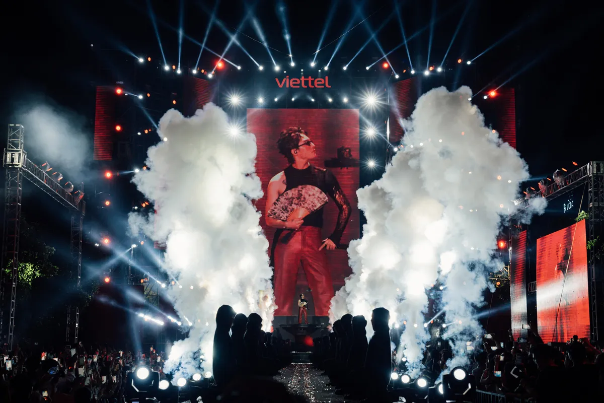 Hơn 20.000 kh&aacute;n giả ch&aacute;y c&ugrave;ng Sơn T&ugrave;ng M-TP, Tr&uacute;c Nh&acirc;n, Đức Ph&uacute;c... trong đ&ecirc;m nhạc Y- FEST 2023 - Ảnh 1.