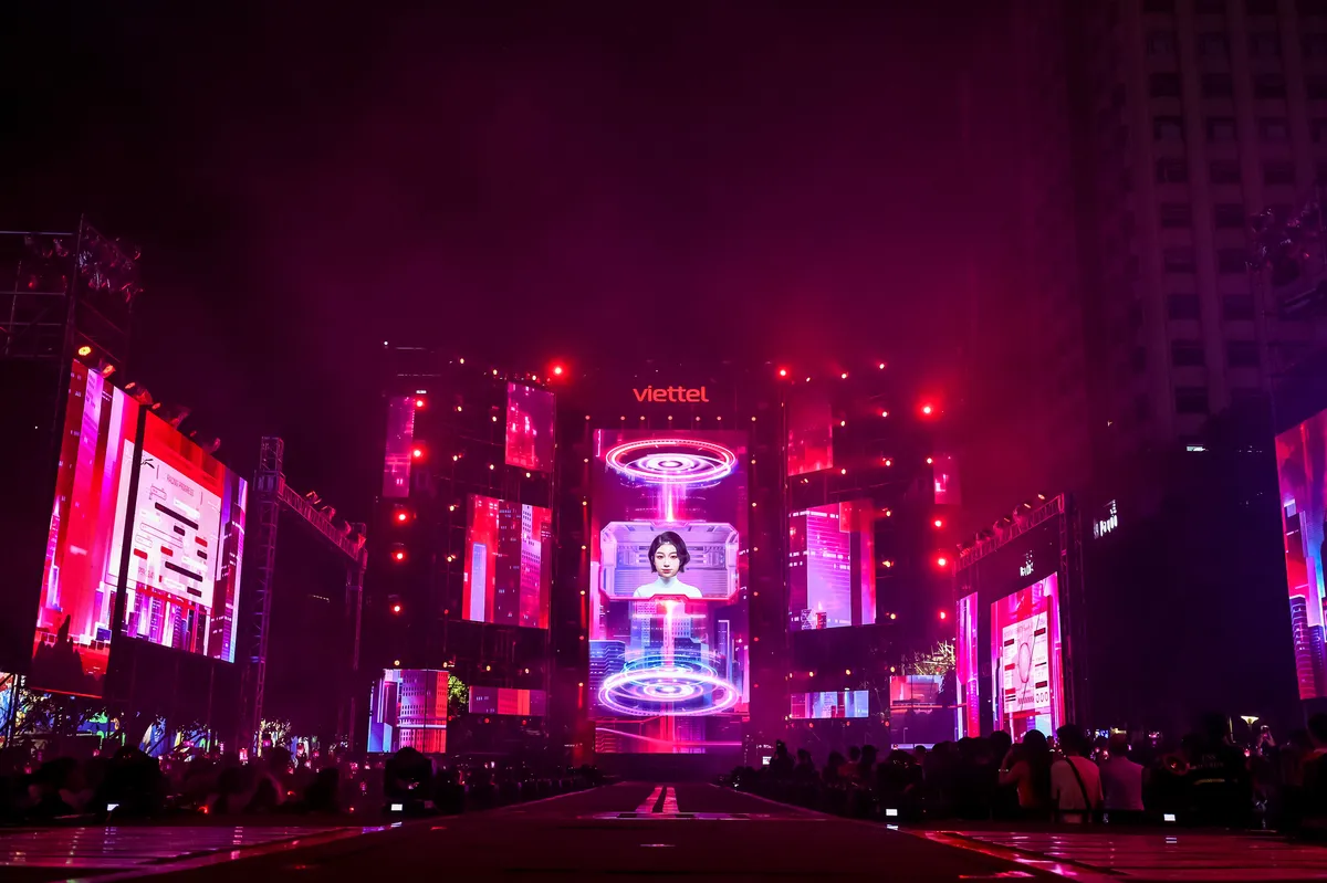 Hơn 20.000 kh&aacute;n giả ch&aacute;y c&ugrave;ng Sơn T&ugrave;ng M-TP, Tr&uacute;c Nh&acirc;n, Đức Ph&uacute;c... trong đ&ecirc;m nhạc Y- FEST 2023 - Ảnh 2.