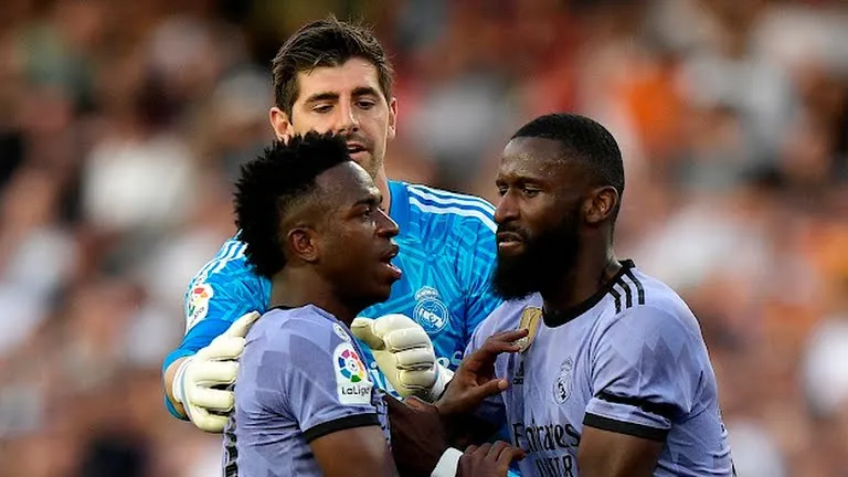 Valencia bị phạt nặng v&igrave; CĐV ph&acirc;n biệt chủng tộc với Vinicius - Ảnh 2.