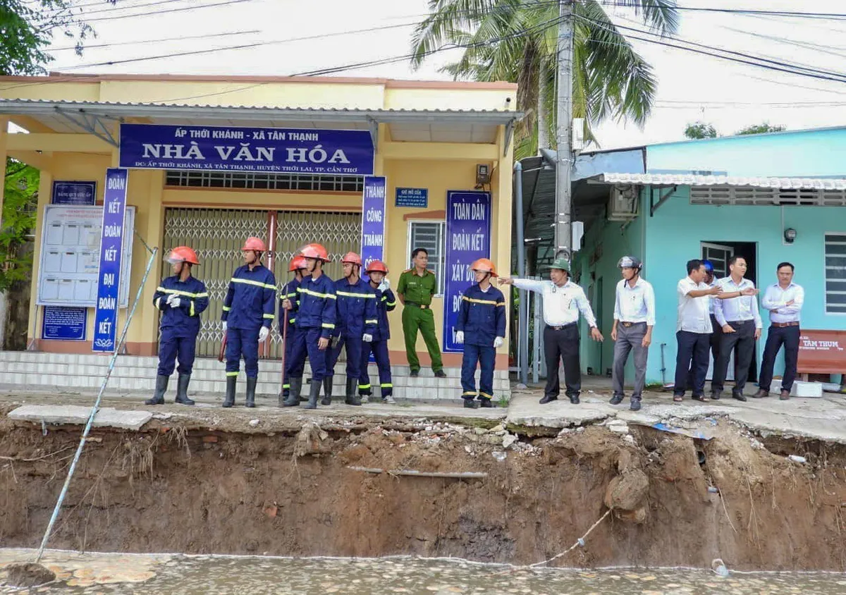 Sạt lở nhấn chìm 2 căn nhà xuống sông Ô Môn - Ảnh 4.