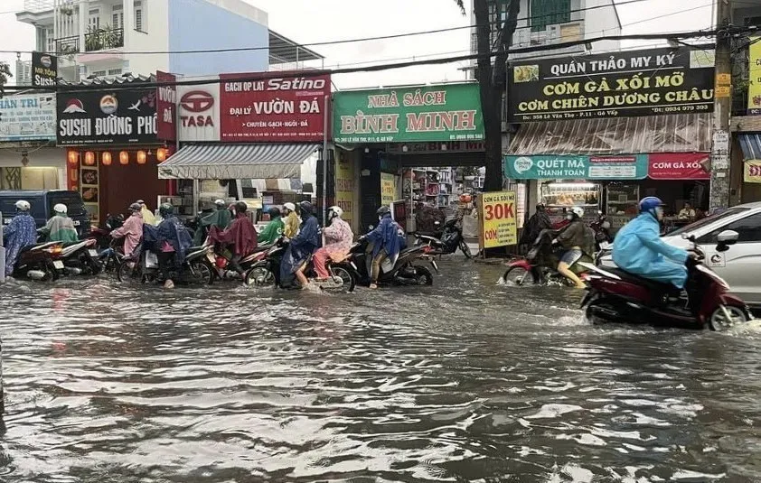 Mệt mỏi ứng phó với mưa ngập - Ảnh 1.