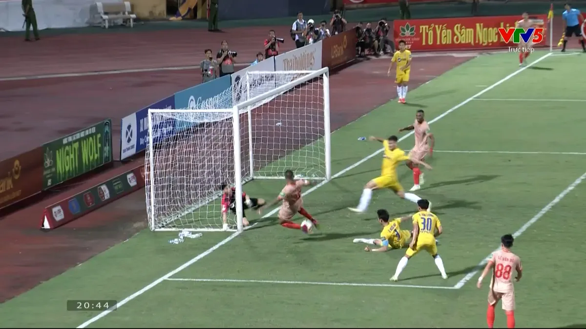Vòng 9 V.League | CAHN ngược dòng giành 3 điểm trước SLNA - Ảnh 6. Vòng 9 V.League | CAHN ngược dòng giành 3 điểm trước SLNA - Ảnh 6.