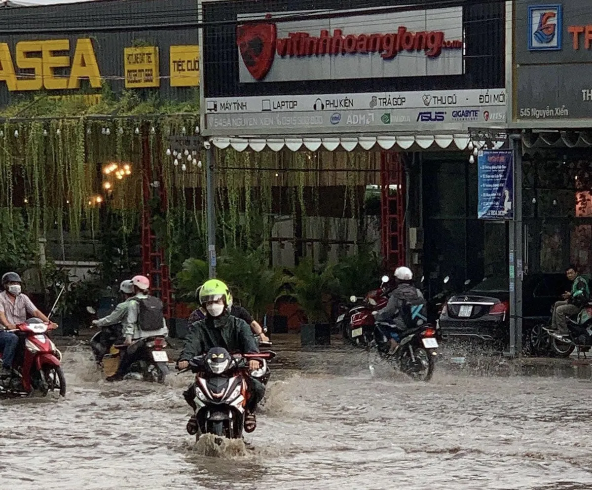 Mưa lớn, nhiều tuyến đường TP Hồ Chí Minh biến thành biển nước - Ảnh 2.