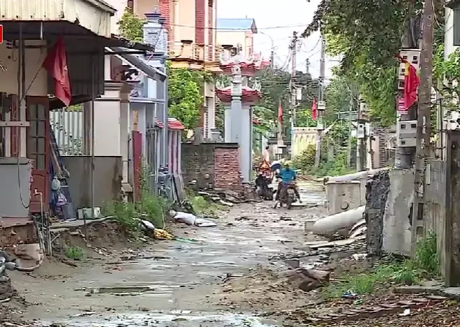 Người dân hiến đất làm đường nhưng chờ mãi đường vẫn chưa được làm - Ảnh 1.