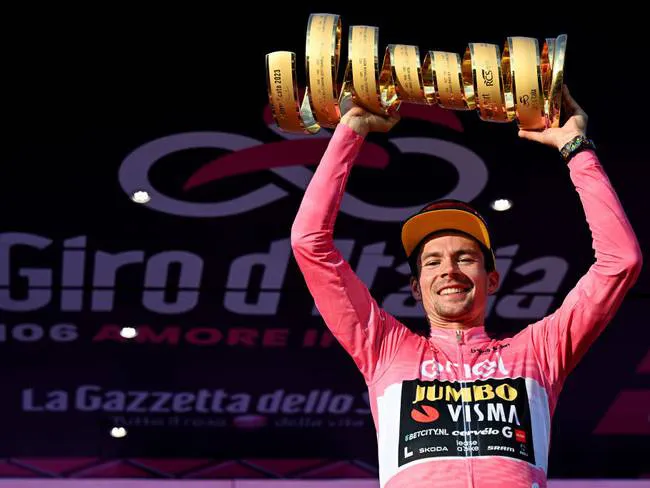 Primoz Roglic giành áo hồng chung cuộc tại Giro DItalia 2023 - Ảnh 2. Primoz Roglic giành áo hồng chung cuộc tại Giro DItalia 2023 - Ảnh 2.