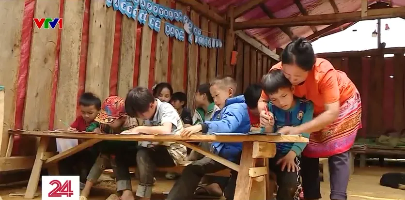 B&agrave; gi&aacute;o 60 tuổi đem chữ tới suối Rằm - Ảnh 2.