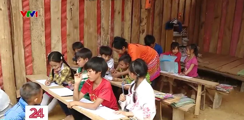 B&agrave; gi&aacute;o 60 tuổi đem chữ tới suối Rằm - Ảnh 3.