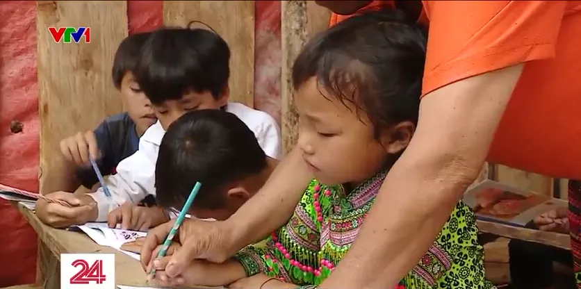 B&agrave; gi&aacute;o 60 tuổi đem chữ tới suối Rằm - Ảnh 4.