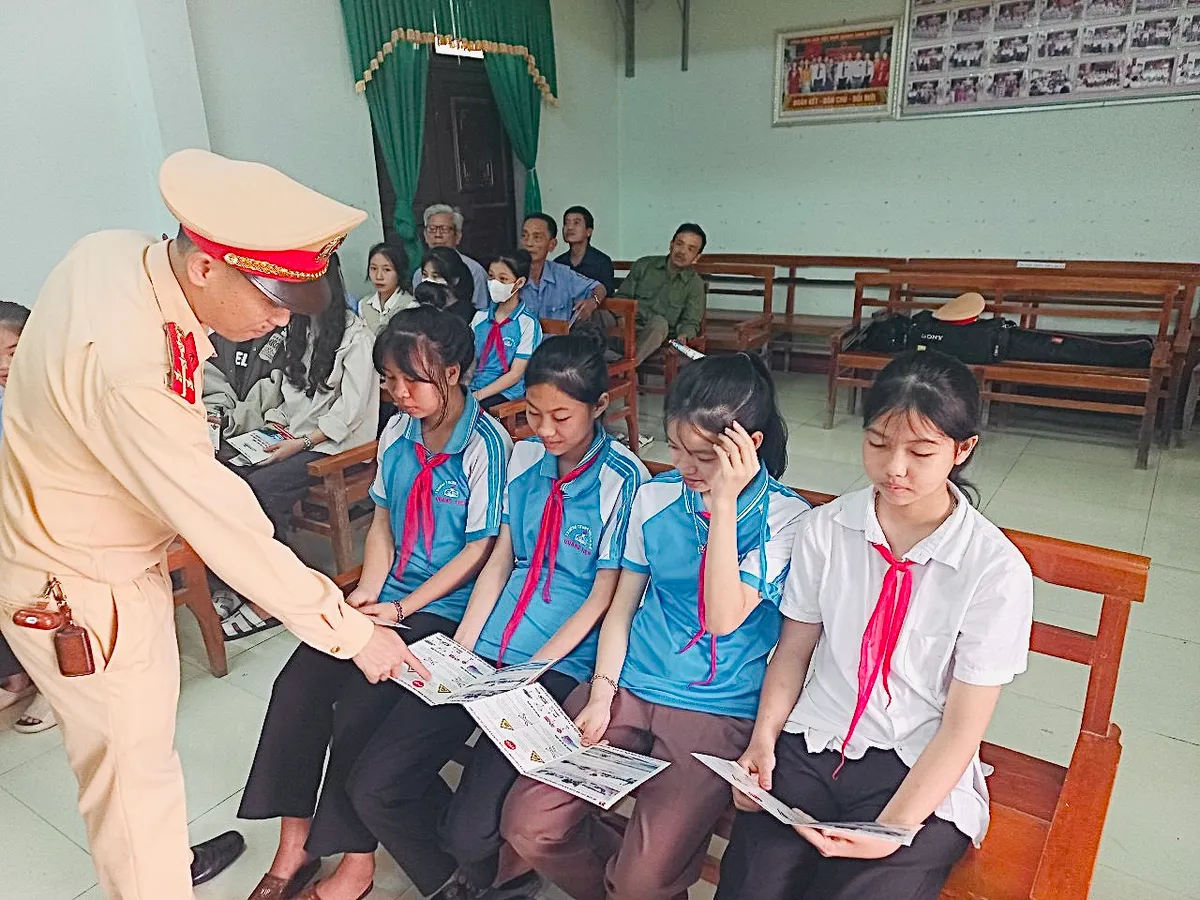 Quảng B&igrave;nh: Đảm bảo trật tự an to&agrave;n giao th&ocirc;ng đường sắt m&ugrave;a du lịch - Ảnh 1.