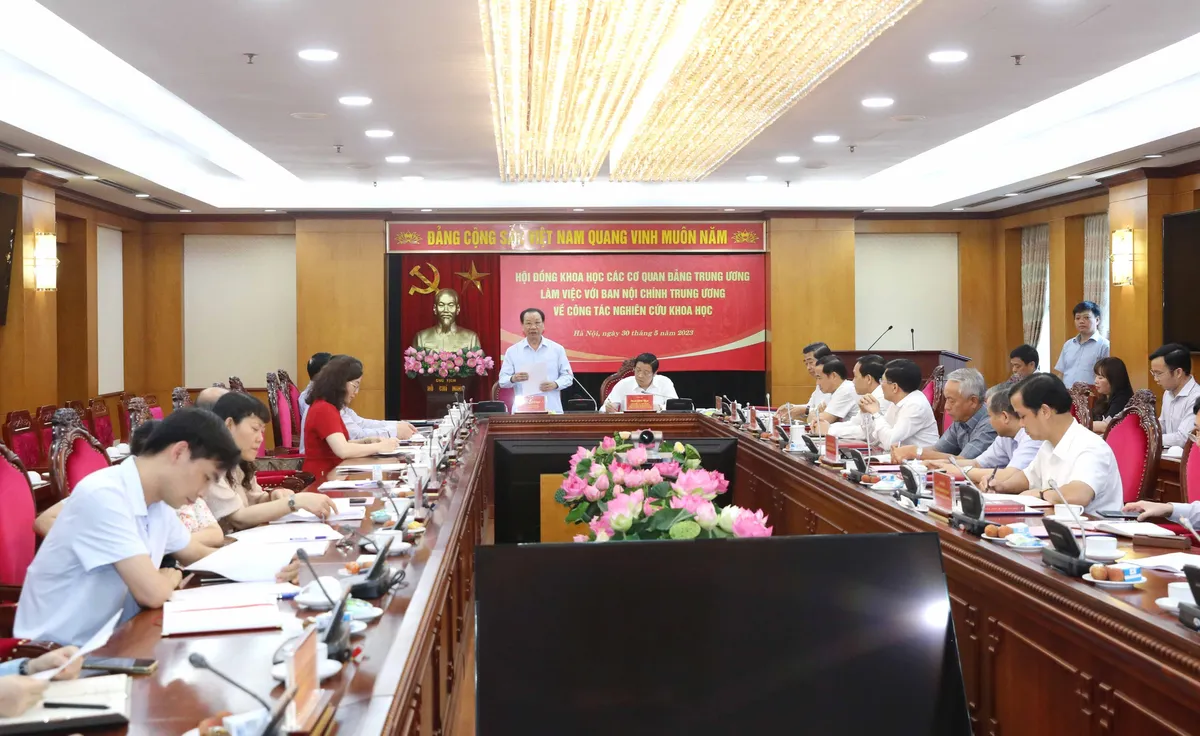 Hội đồng c&aacute;c cơ quan Đảng Trung ương l&agrave;m việc với Ban Nội ch&iacute;nh Trung ương về c&ocirc;ng t&aacute;c nghi&ecirc;n cứu khoa học - Ảnh 1.