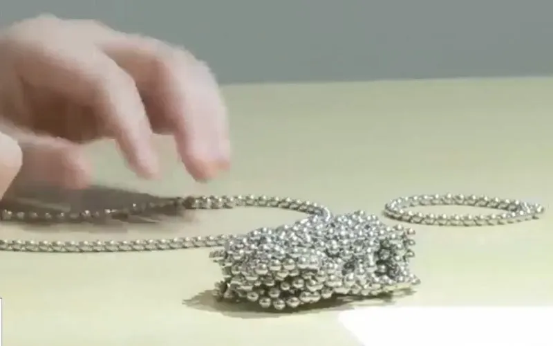 Nhật Bản cấm nam châm bi vì nguy cơ với trẻ em - Ảnh 1.