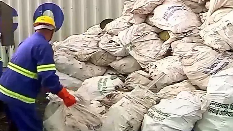 N&uacute;i Eveverst t&iacute;ch tụ h&agrave;ng tấn r&aacute;c sau 70 năm mở cửa - Ảnh 1.