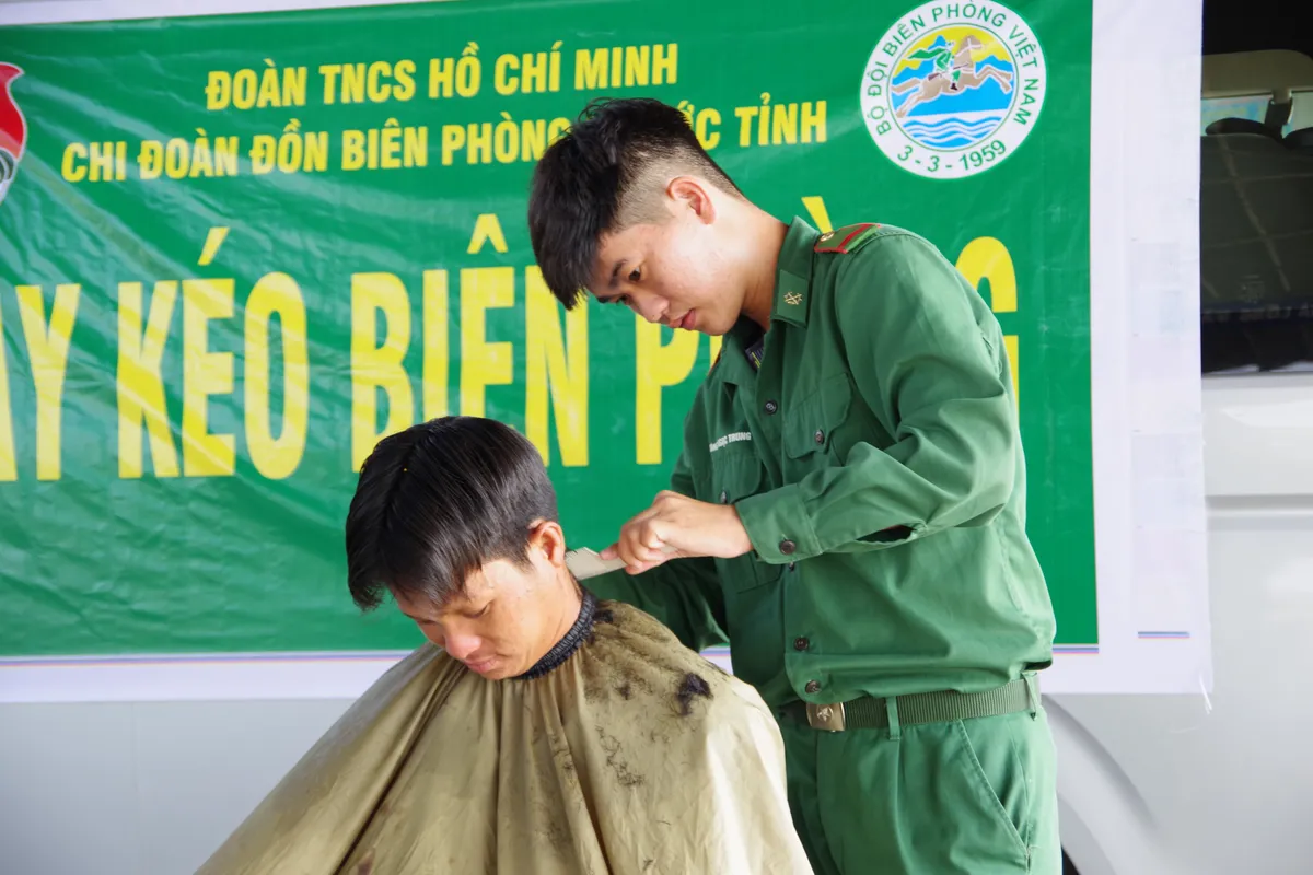 Tay kéo Biên phòng cắt tóc miễn phí cho ngư dân - Ảnh 1.