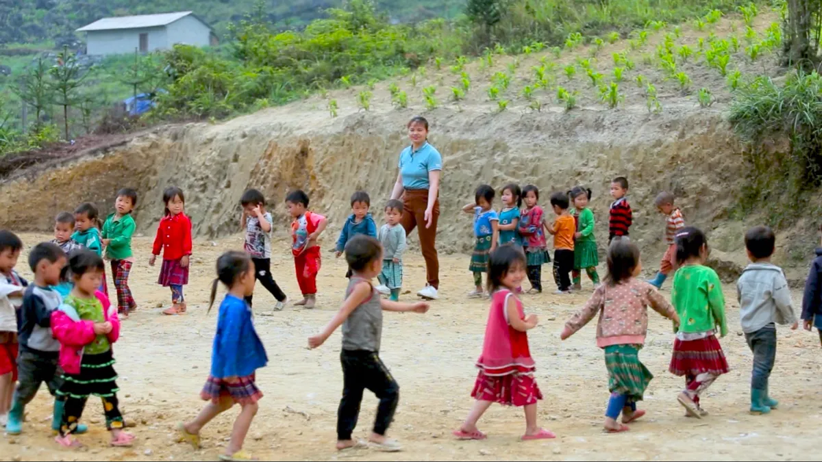 Bữa trưa mì tôm chan mèn mén giữ chân học trò vùng cao đến lớp - Ảnh 3.