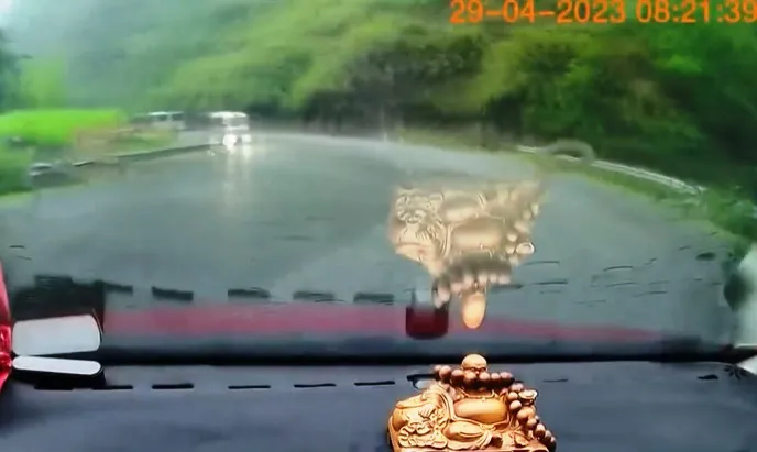 Đường trơn trượt, xe ô tô mất lái, xoay tròn ngay khúc cua - Ảnh 1.