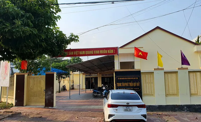 Kon Tum: Khởi tố 3 bị can liên quan đến sai phạm trong bồi thường thu hồi đất - Ảnh 1.