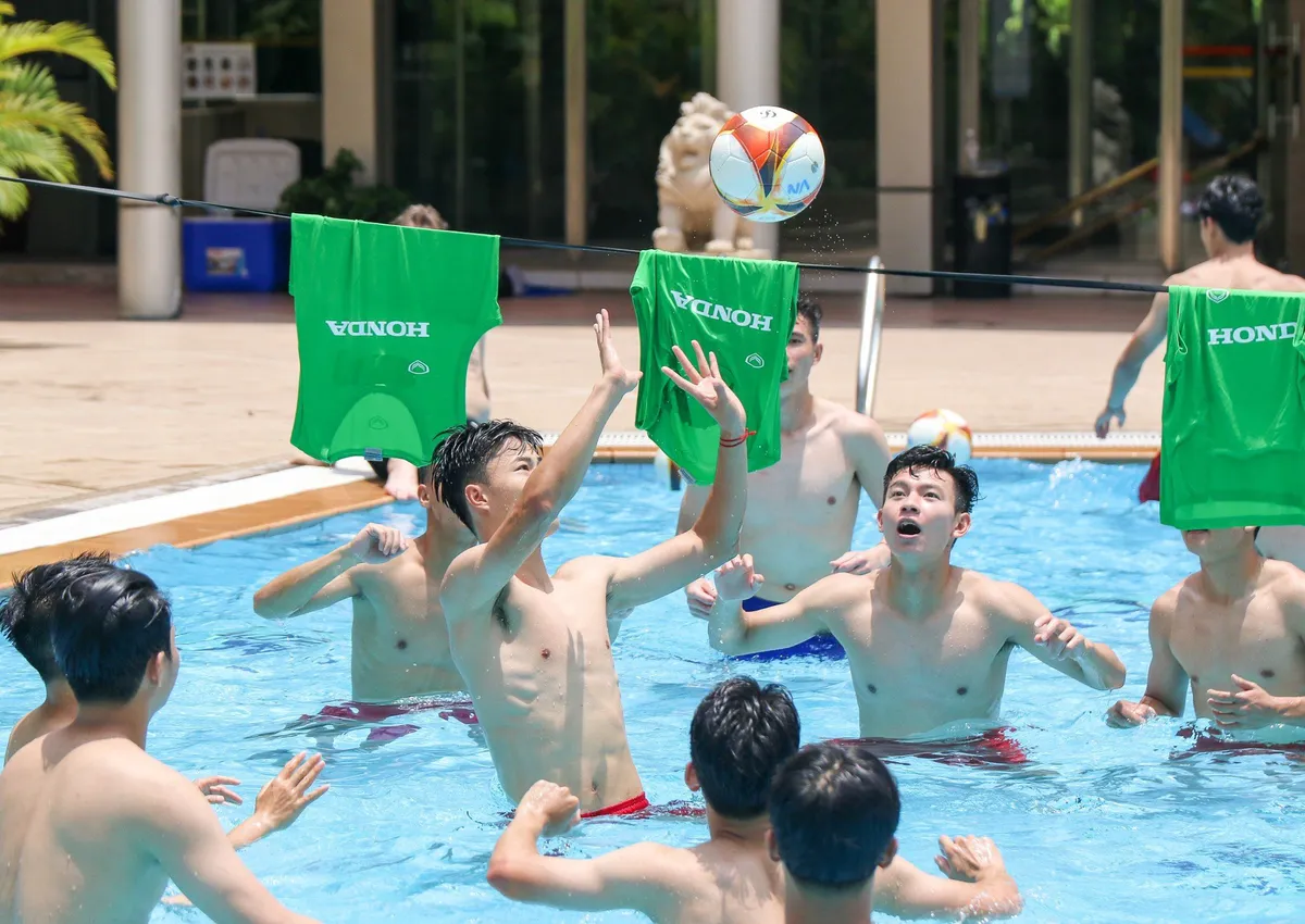 ĐT U22 Việt Nam tích cực hồi phục, duy trì thể lực chuẩn bị cho trận đấu với U22 Malaysia  - Ảnh 11.