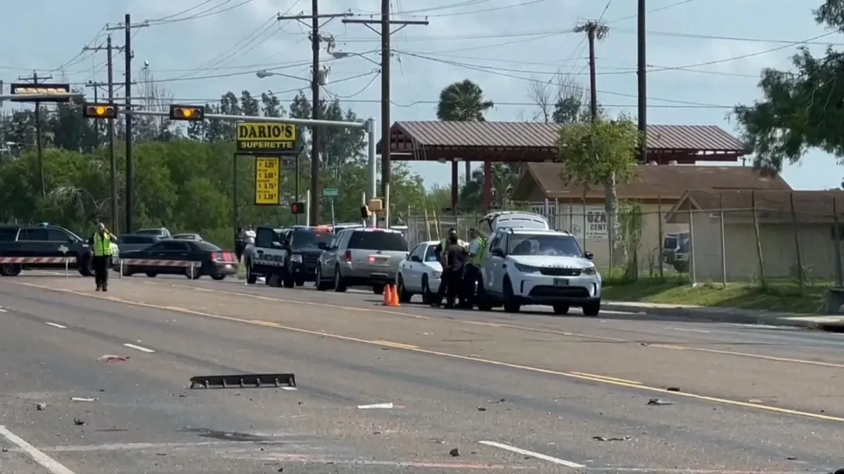 Ô tô lao lên vỉa hè đâm vào đám đông ở trạm xe bus Texas, 7 người tử vong - Ảnh 1.