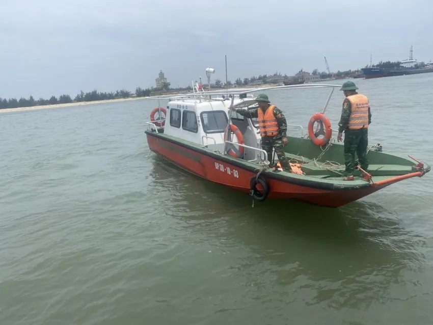 Vụ hai ngư d&acirc;n mất t&iacute;ch tr&ecirc;n biển Quảng Trị: T&igrave;m thấy thi thể người vợ - Ảnh 1.