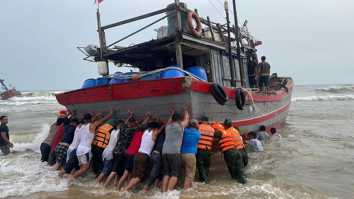 Mưa lớn, lốc xoáy gây thiệt hại tại nhiều địa phương - Ảnh 2.