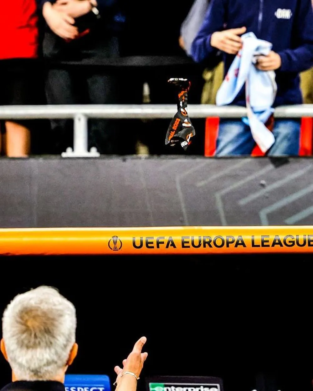 HLV Mourinho ném huy chương, lên tiếng chỉ trích trọng tài - Ảnh 2. HLV Mourinho ném huy chương, lên tiếng chỉ trích trọng tài - Ảnh 2.