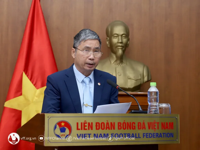 Ông Koshida Takeshi chính thức đảm nhiệm cương vị Giám đốc kỹ thuật LĐBĐVN - Ảnh 1. Ông Koshida Takeshi chính thức đảm nhiệm cương vị Giám đốc kỹ thuật LĐBĐVN - Ảnh 1.