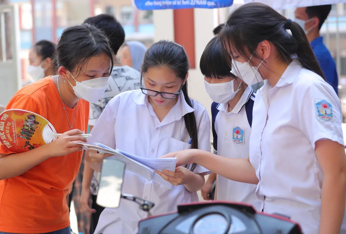 Nhiều thí sinh hiểu nhầm đề thi Toán do mực in mờ: Sở GD&ĐT Hà Nội nói gì? - Ảnh 2.