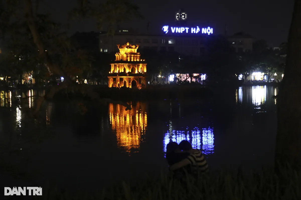 Hà Nội tắt đèn tiết kiệm điện, phố đi bộ hồ Gươm hoạt động trong bóng tối - Ảnh 11.