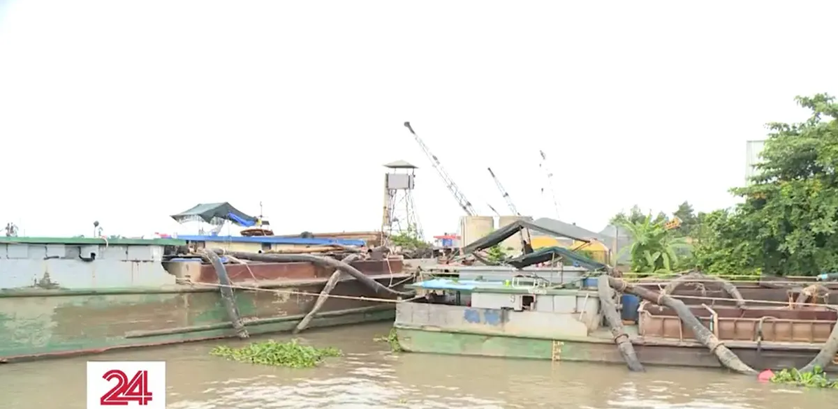 Cát tặc hoành hành, sông ngòi miền Tây Nam Bộ sạt lở - Ảnh 2.