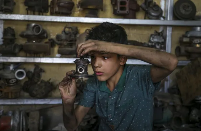 160 triệu trẻ em lao động tr&ecirc;n to&agrave;n cầu, hơn một nửa đang l&agrave;m những c&ocirc;ng việc nguy hiểm - Ảnh 1.