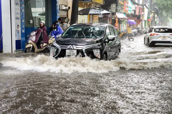 Hà Nội ngập úng nhiều tuyến phố vì mưa lớn sau chuỗi ngày nắng nóng - Ảnh 3.