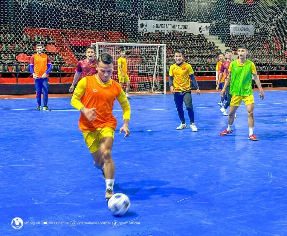 ĐT futsal Việt Nam làm quen sân thi đấu Newell’s Old Boys, sẵn sàng tái đấu Argentina - Ảnh 2. ĐT futsal Việt Nam làm quen sân thi đấu Newell’s Old Boys, sẵn sàng tái đấu Argentina - Ảnh 2.