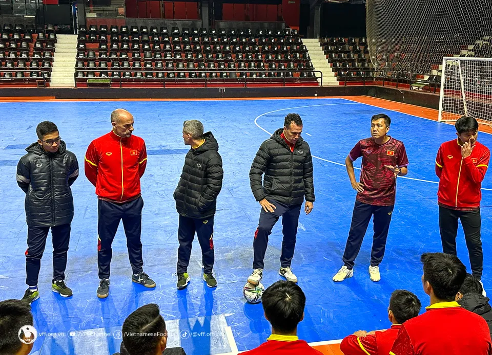 ĐT futsal Việt Nam làm quen sân thi đấu Newell’s Old Boys, sẵn sàng tái đấu Argentina - Ảnh 1. ĐT futsal Việt Nam làm quen sân thi đấu Newell’s Old Boys, sẵn sàng tái đấu Argentina - Ảnh 1.