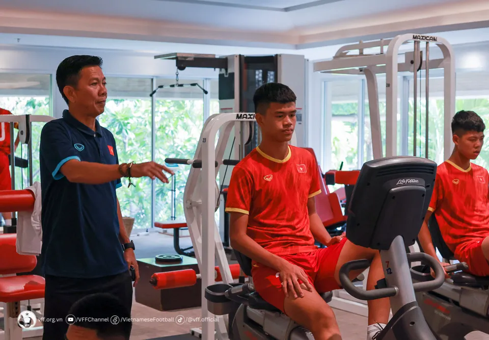 ĐT U17 Việt Nam ổn định nơi ăn nghỉ, tích cực hồi phục sau khi đặt chân tới Thái Lan - Ảnh 1.
