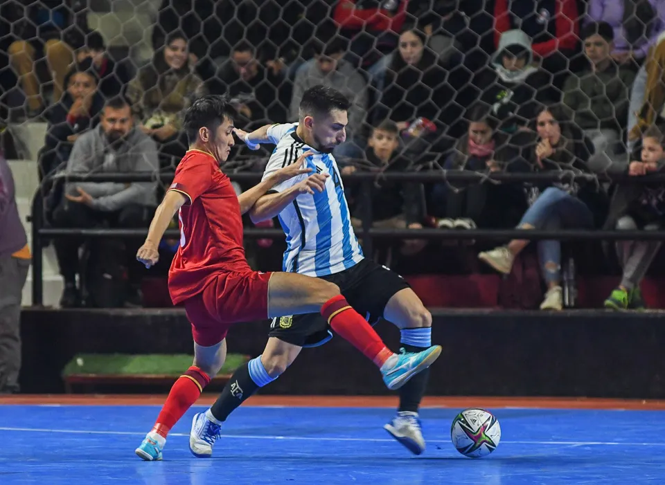 ĐT futsal Việt Nam không tạo được bất ngờ trước đương kim Á quân thế giới - Ảnh 3. ĐT futsal Việt Nam không tạo được bất ngờ trước đương kim Á quân thế giới - Ảnh 3.