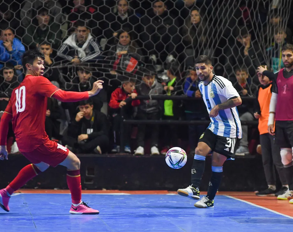 ĐT futsal Việt Nam không tạo được bất ngờ trước đương kim Á quân thế giới - Ảnh 2. ĐT futsal Việt Nam không tạo được bất ngờ trước đương kim Á quân thế giới - Ảnh 2.