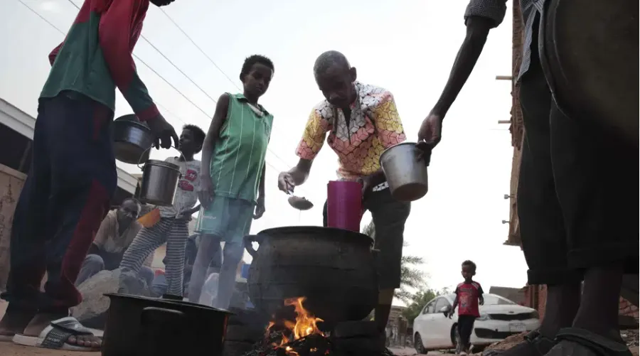 Không kích ở thủ đô Sudan khiến 17 người thiệt mạng, bao gồm 5 trẻ em - Ảnh 1.