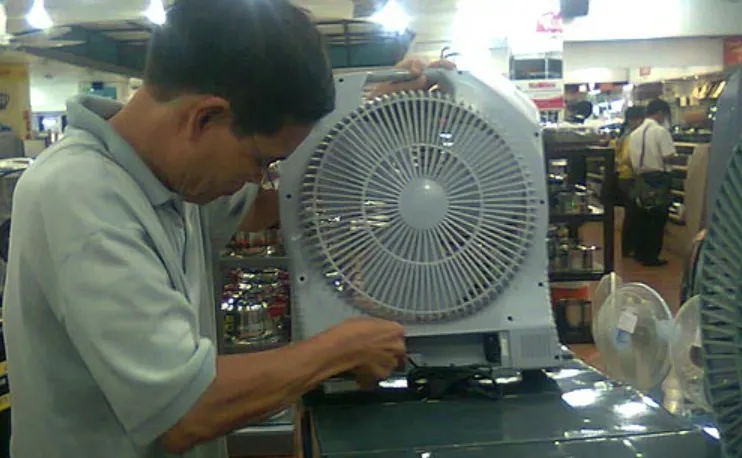 Quạt t&iacute;ch điện &ldquo;sốt&rdquo; theo nắng n&oacute;ng, nguy cơ bị &ldquo;thổi gi&aacute;&rdquo; - Ảnh 1.