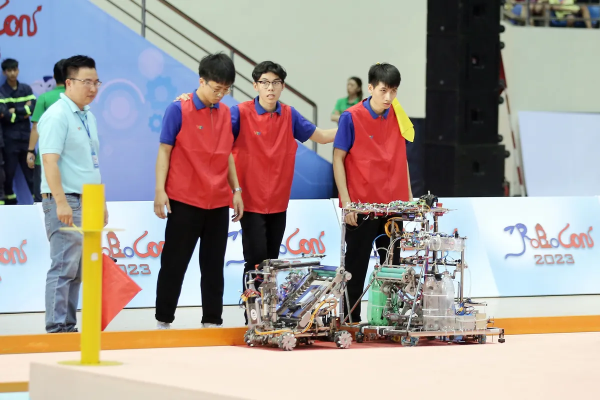 42 giây giành ngôi vô địch Robocon Việt Nam, kết thúc 15 năm chờ đợi - Ảnh 2.