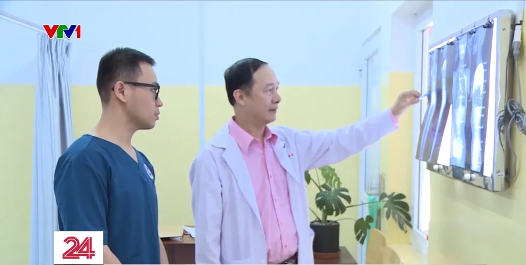 Cảnh b&aacute;o cong vẹo cột sống tuổi học đường - Ảnh 2.