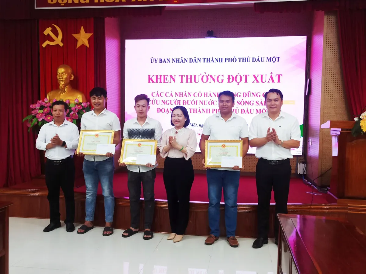 Tuyên dương 3 thanh niên dũng cảm lao xuống sông cứu người - Ảnh 1.