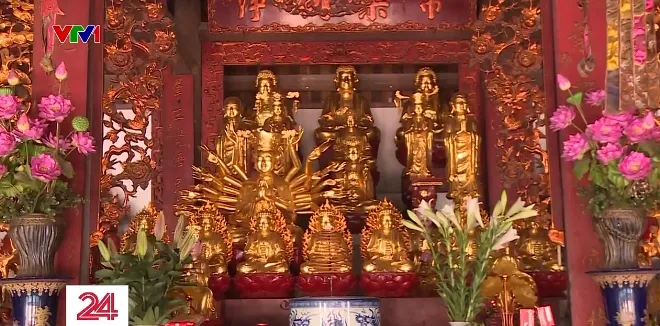 Tượng gỗ cổ ch&ugrave;a Thổ H&agrave; được thếp v&agrave;ng, nhiều người nuối tiếc - Ảnh 2.