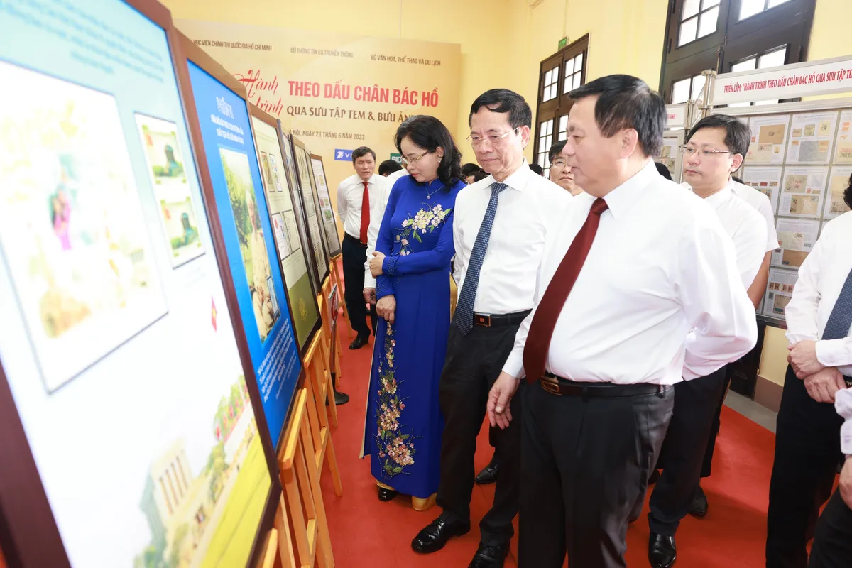 Những dấu son lịch sử được t&aacute;i hiện qua triển l&atilde;m &ldquo;H&agrave;nh tr&igrave;nh theo dấu ch&acirc;n B&aacute;c Hồ&rdquo; - Ảnh 1.