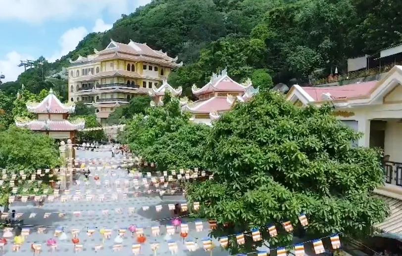 Hàng nghìn Phật tử và du khách tham dự Lễ vía Bà Linh Sơn Thánh Mẫu - Ảnh 1. Hàng nghìn Phật tử và du khách tham dự Lễ vía Bà Linh Sơn Thánh Mẫu - Ảnh 1.