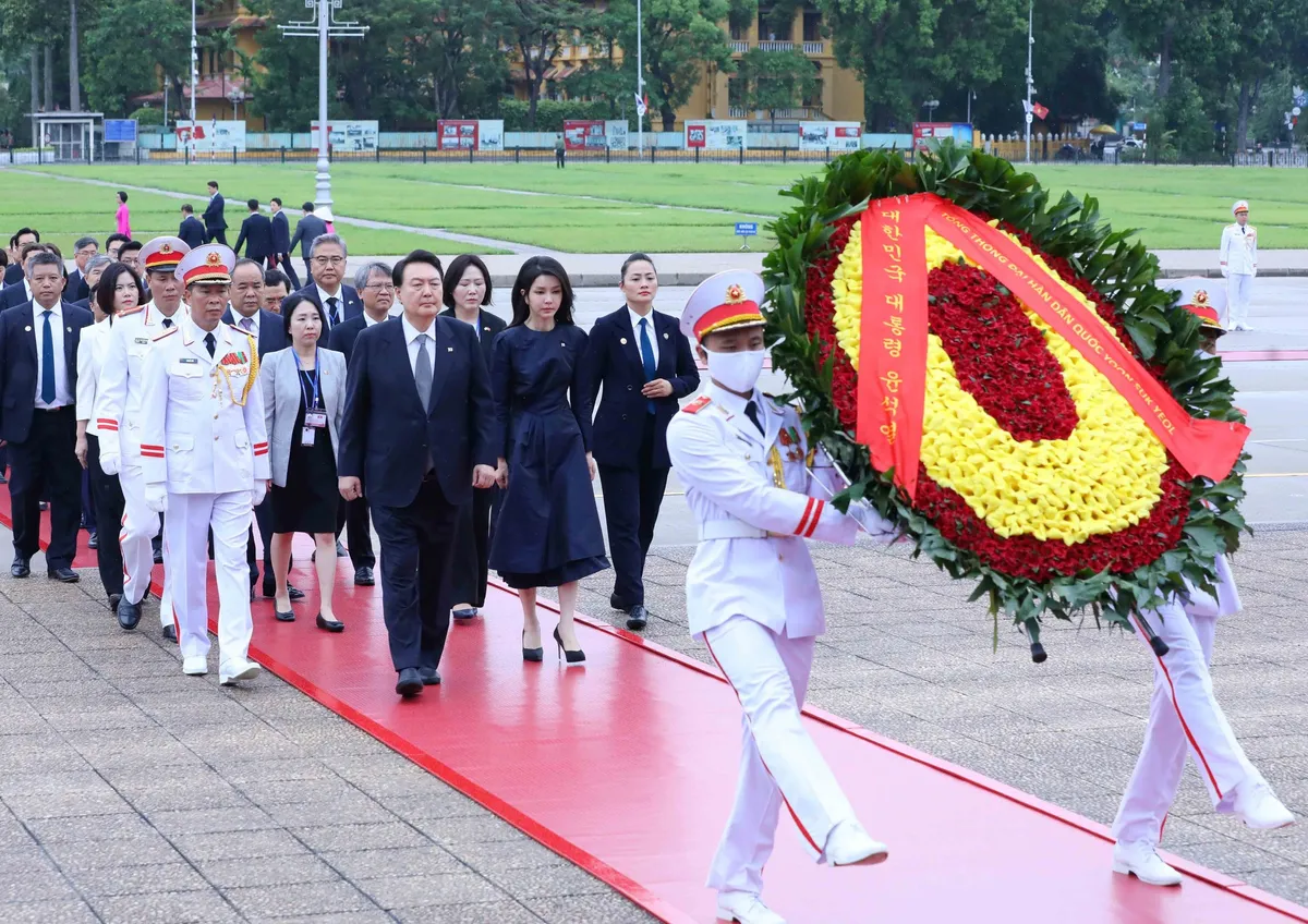 Tổng thống Hàn Quốc Yoon Suk Yeol vào Lăng viếng Chủ tịch Hồ Chí Minh - Ảnh 1.