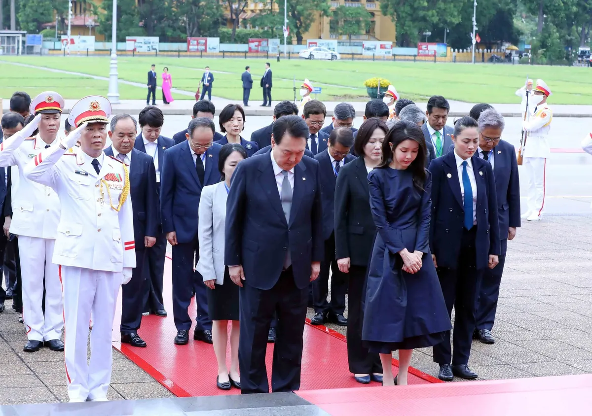 Tổng thống Hàn Quốc Yoon Suk Yeol vào Lăng viếng Chủ tịch Hồ Chí Minh - Ảnh 3.