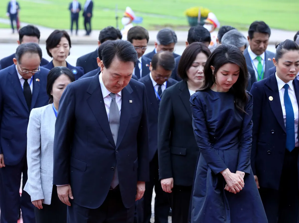 Tổng thống Hàn Quốc Yoon Suk Yeol vào Lăng viếng Chủ tịch Hồ Chí Minh - Ảnh 4.