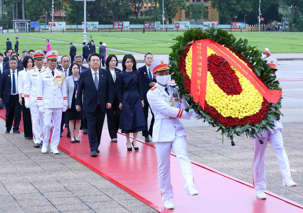 Tổng thống Hàn Quốc Yoon Suk Yeol vào Lăng viếng Chủ tịch Hồ Chí Minh - Ảnh 2.