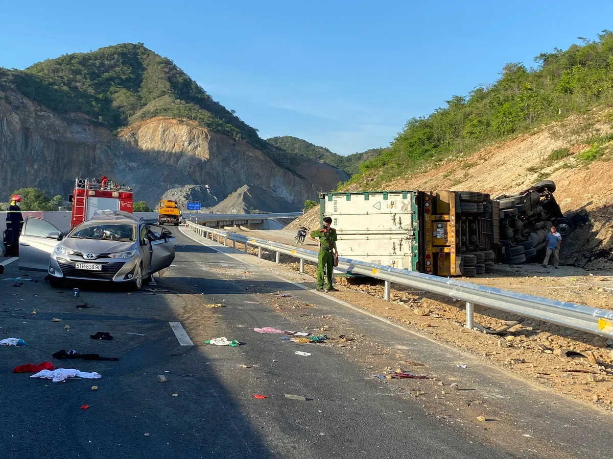 Tai nạn nghiêm trọng trên cao tốc Cam Lâm - Nha Trang, 4 người thương vong - Ảnh 1.